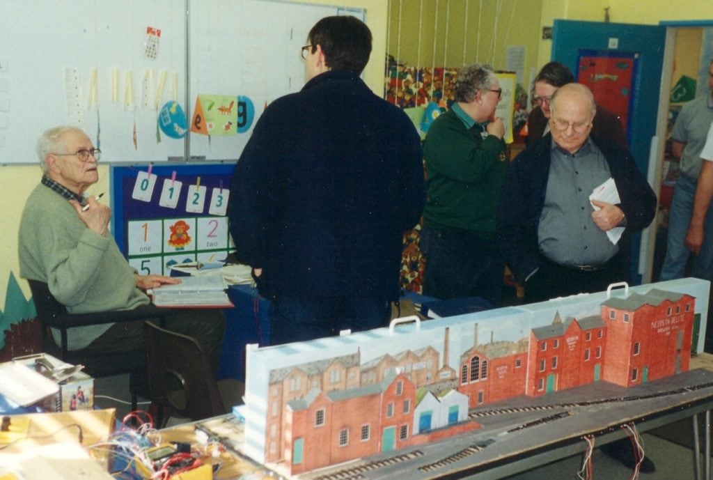 G0G at Beckenham Show: Tiny Morle & Colin Curtis talk to visitors. [supplied by Colin C]