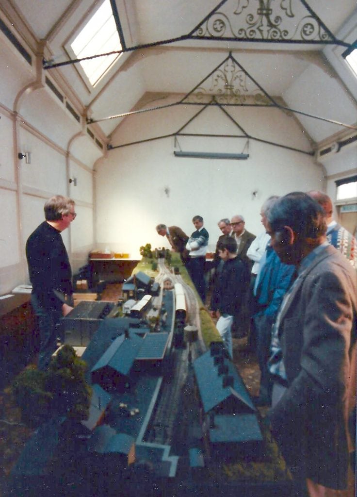 EK0GG- Tony Whibley with his layout "Watlington" in Fleur De Lis Hall. Also pictured: Peter Vickery & Les Gibson - 1997