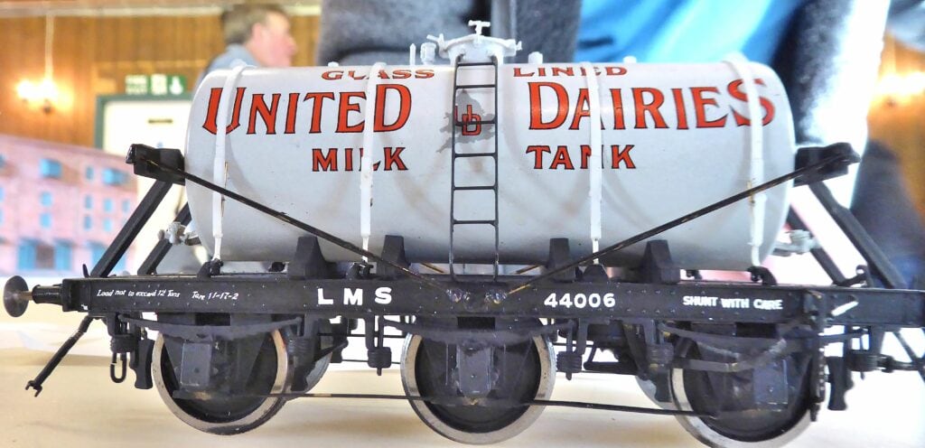 EKOGG 281023 United Dairies 6-wheel milk tank Fred C