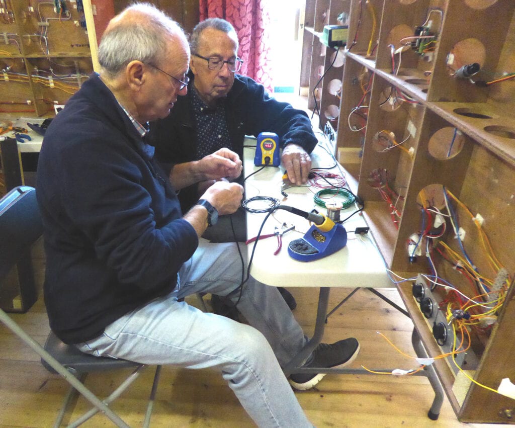 EKOGG 240918 QCD Wirers at work David L (nearest) Barry K