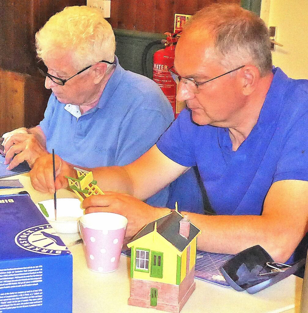 EKOGG 250703 Roger & Tim on the modelling table