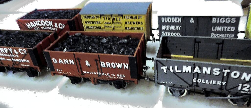 EKOGG 260506 Modelling table with Kentish PO wagons