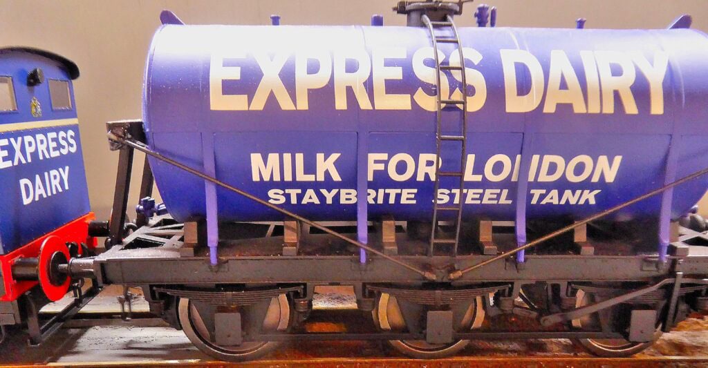 EKOGG 260701 6-wheel tank wagon 'Express Dairy' David Ho