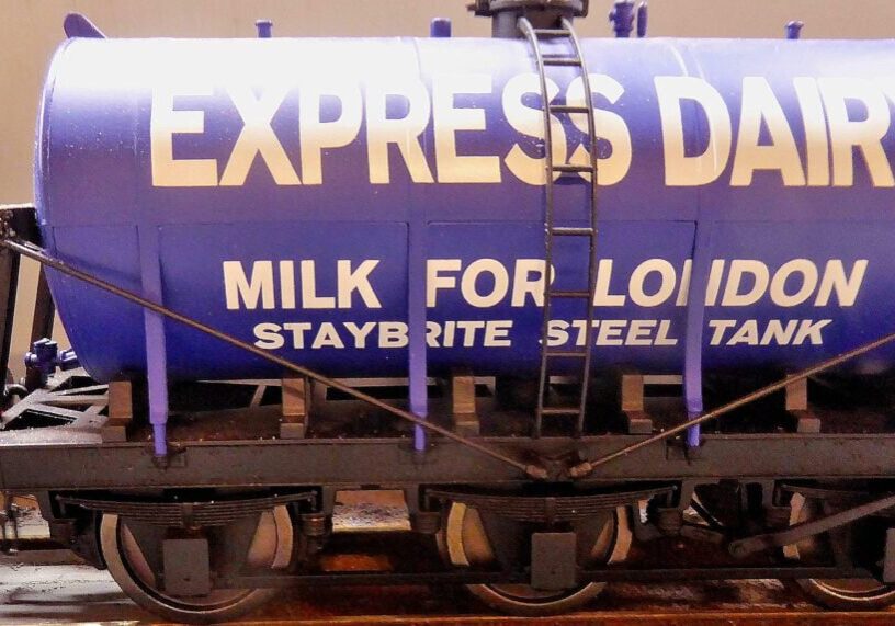 EKOGG 260701 6-wheel tank wagon 'Express Dairy' David Ho